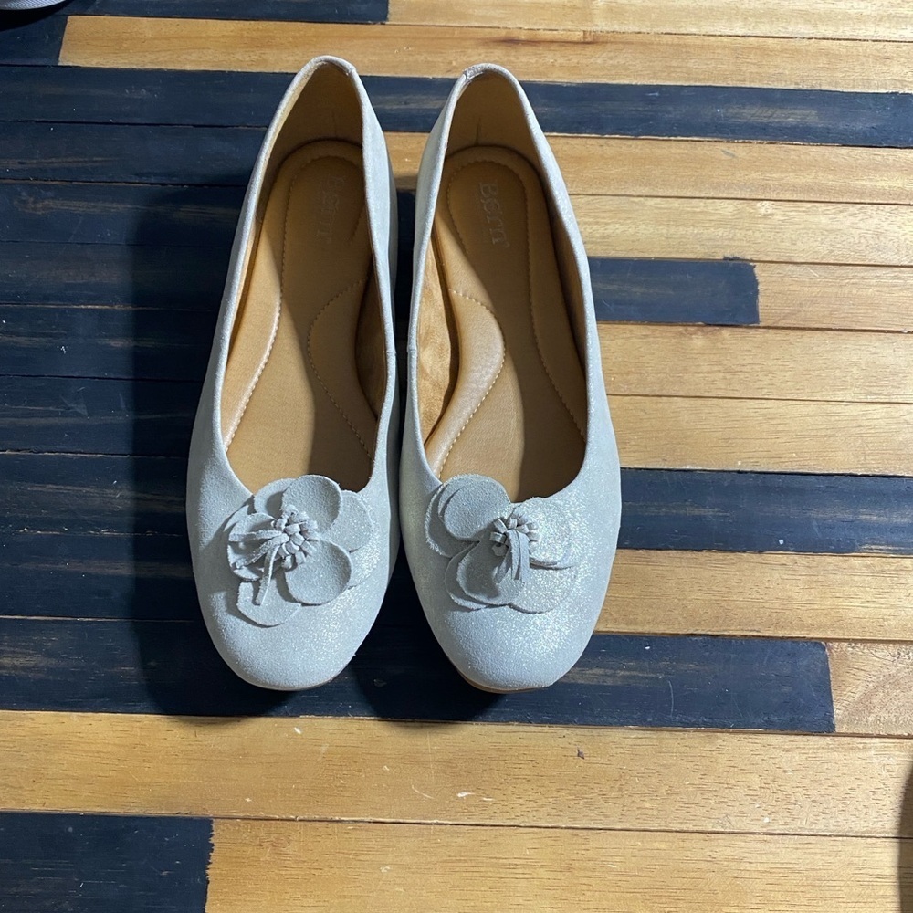 Born Women’s Size 11 Shimmer Ballet Flats Cream Metallic Detail T-9